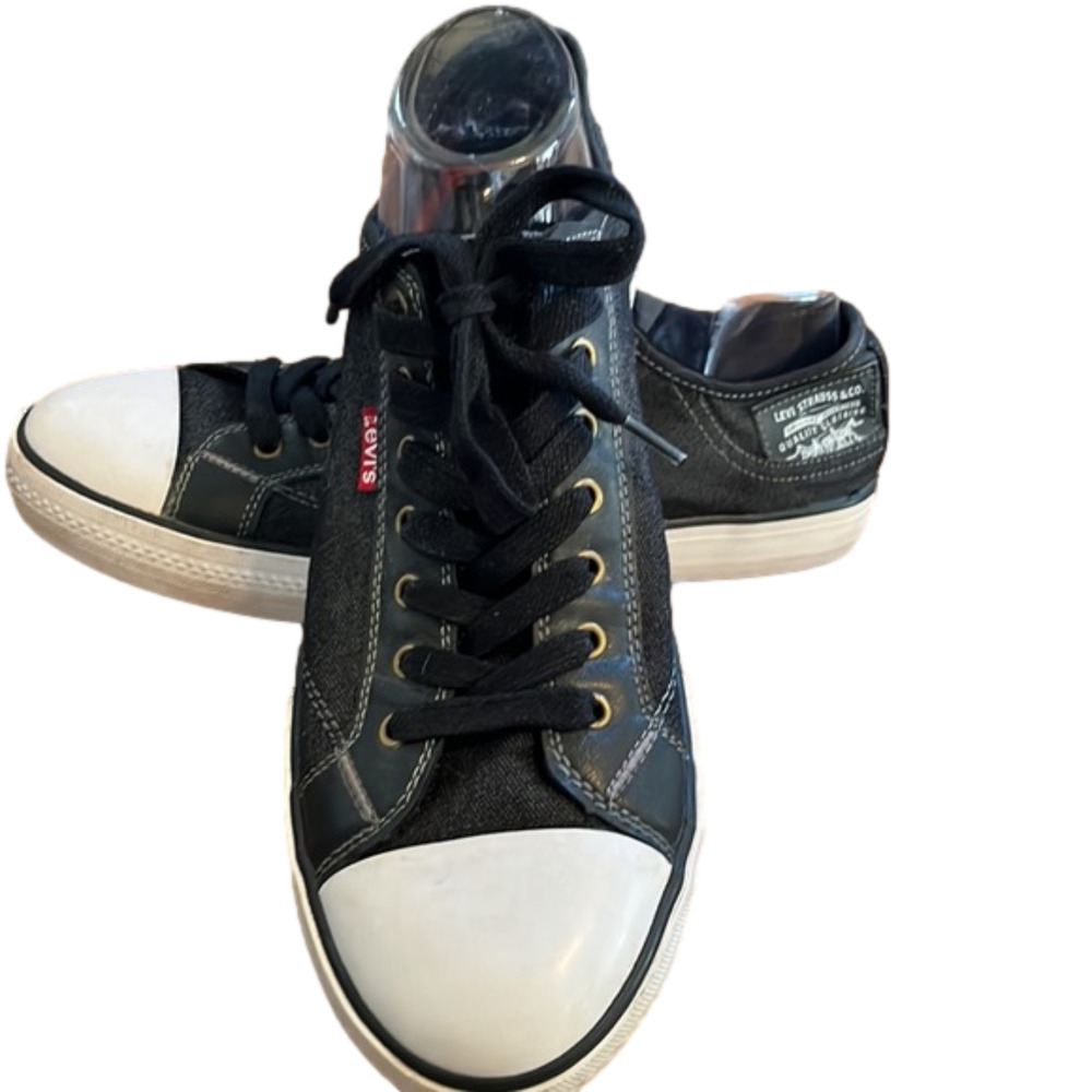 𝅺levi’s sneakers, black, size 11, in very good condition